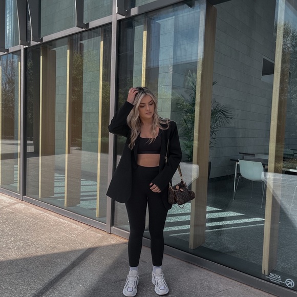 Meet your Posher, Sabrina - Picture 2 of 6